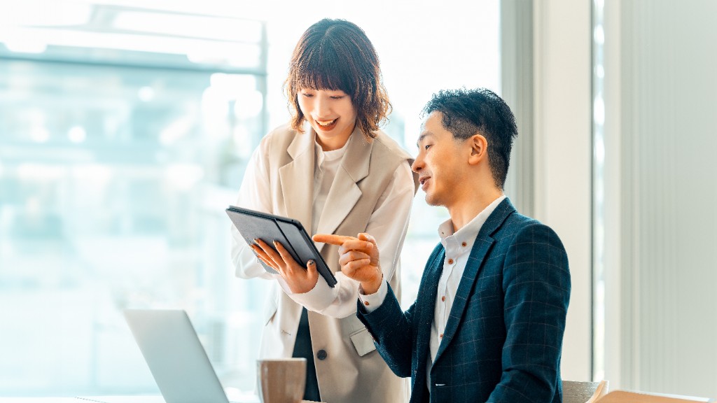 笑顔で仕事を進めるイメージ